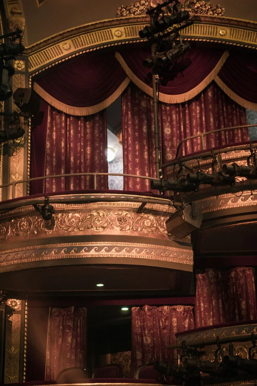 Scenă de teatru — universul lui Caragiale